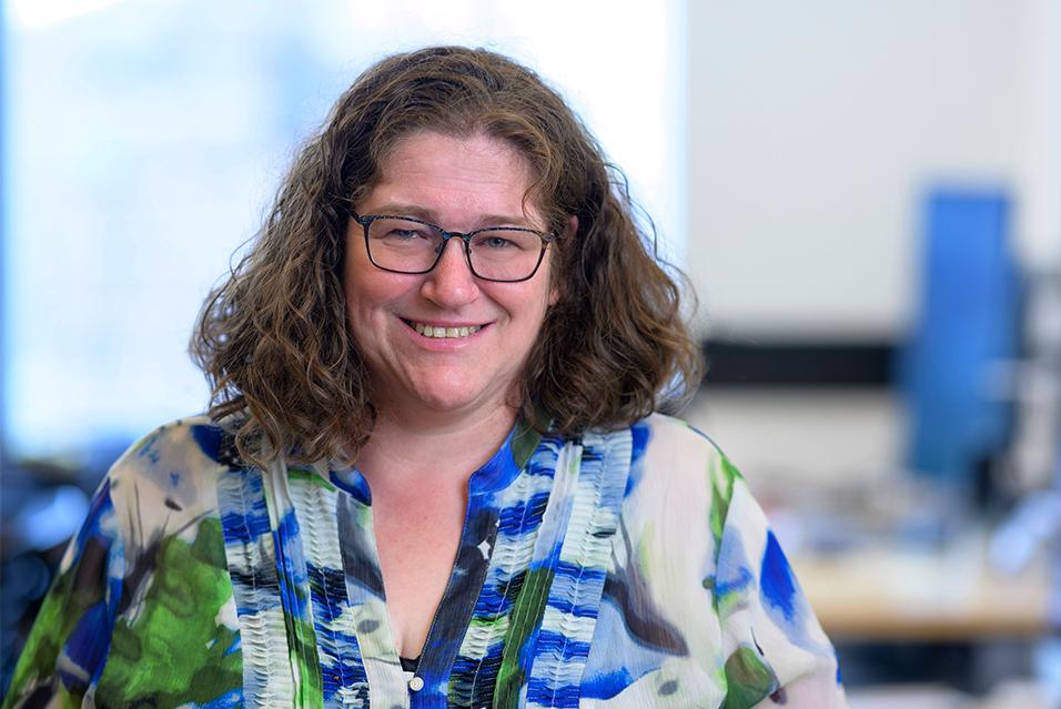 Computational biologist Dr. Dana Pe’er looks at the camera, smiling. 